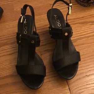 Aldo wedge like new sandels